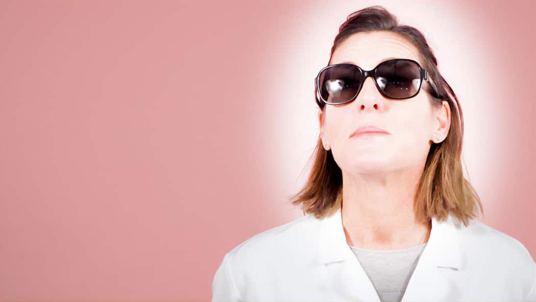 Führt Lichtmangel zur Winterdepression? Dr. Claudia Twerenbold steht im Lichtkegel eines Scheinwerfers.