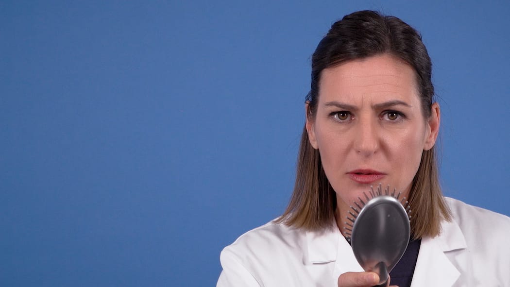 Erben Männer ihre Glatze von der Mutter? Dr. Claudia Twerenbold hält eine Haarbürste in die Kamera.