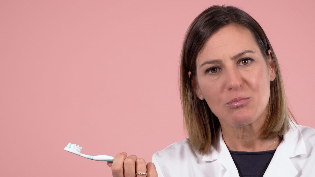 Soll man nach dem Essen sofort die Zähne putzen? Dr. Claudia Twerenbold putzt sich die Zähne.