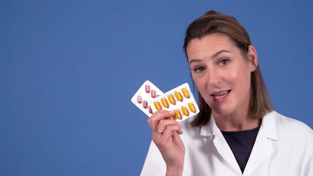 Gesund dank Vitamintabletten? Dr. Claudia Twerenbold hält Vitamintabletten in der Hand.