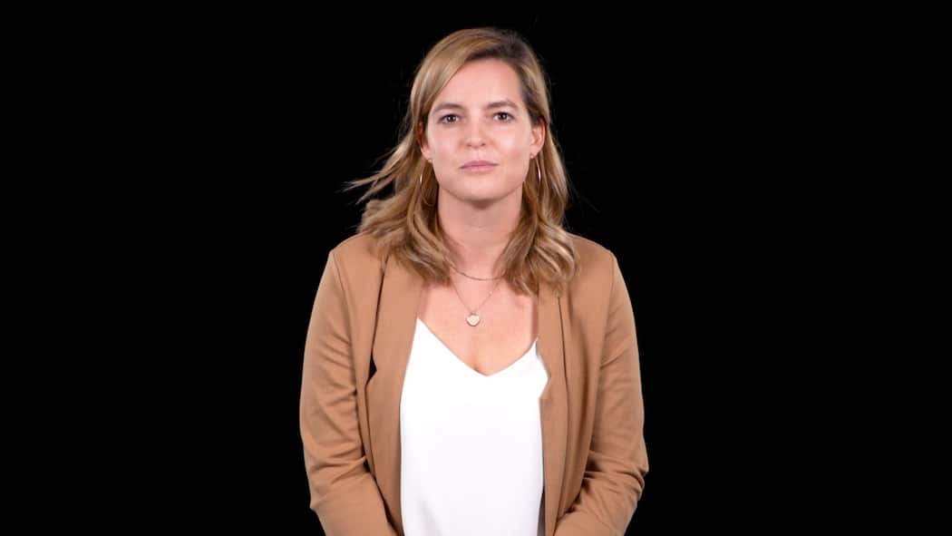 Kandidatin 4: Cindy Kronenberg Kandidatin Cindy Kronenberg sitzt in weissem Oberteil und braunem Blouson vor schwarzem Hintergrund.