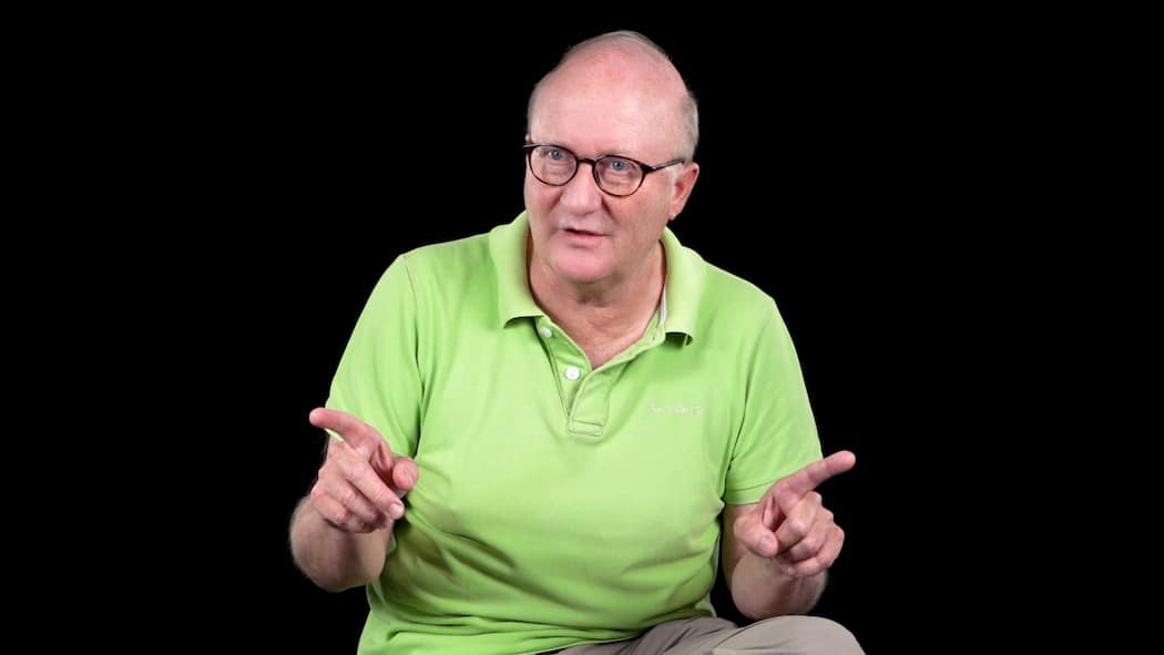 Kandidat 2: Peter Roth Prix Courage 2021 Kandidat Peter Roth sitzt im grünen T-Shirt vor einem schwarzen Hintergrund.