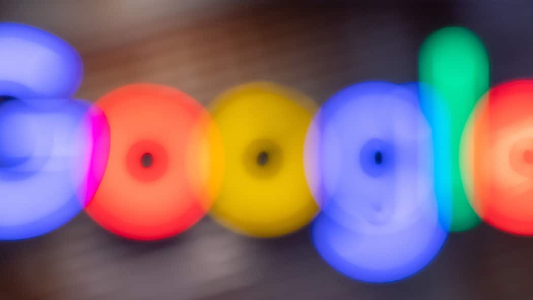 Welche Suchmaschinen schützen meine Privatsphäre? Verschwommener Google-Schriftzug