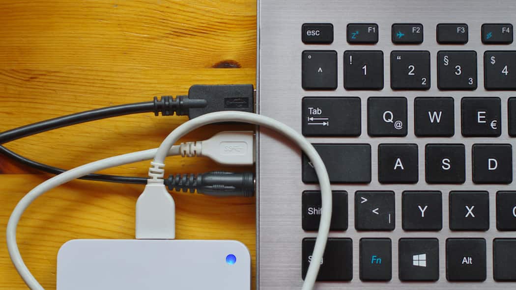 So schützen Sie sich vor Datenverlust Laptop mit angeschlossener Festplatte