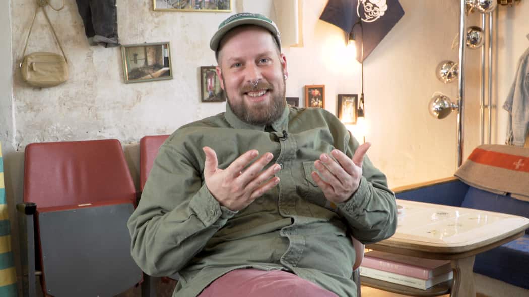 «Wir möchten jungen Leuten eine Chance geben» Daniel Buchschacher sitzt im «Onkel Emma»-Laden.