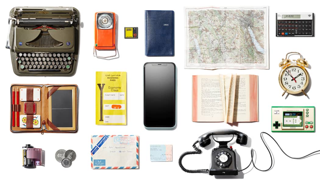 Wer nicht mitmacht, wird abgehängt iPhone umgeben von Schreibmaschine, Jassset, Filmrolle, Münzen, Taschenlampe, Speicherkarte, Boardingpass, Brief, Billett, Agenda, Wanderkarte, Buch, Telefon, Taschenrechner, Wecker, Nintendo. Die Digitalisierung frisst eine Schneise in unsere Gesellschaft. Was passiert mit denen, die ohne Internet leben?