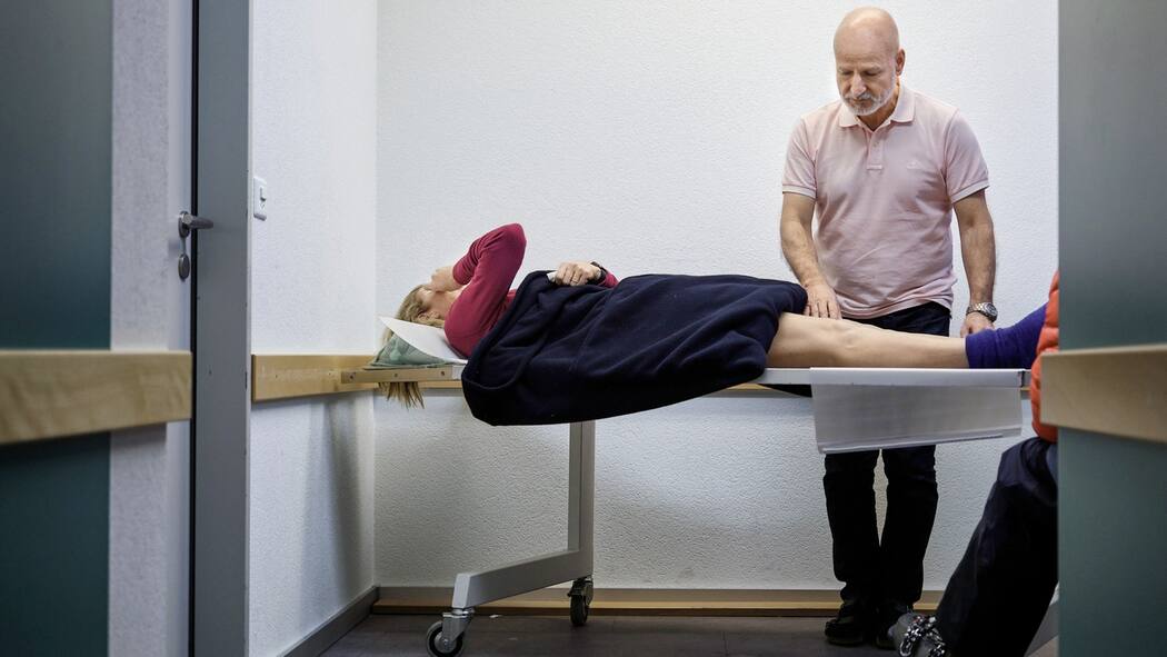 Von der Piste auf den Schragen Unfälle beim Skisport in Zermatt: «Kreuzbandriss», sagt der Arzt. Bei der Patientin fliessen die Tränen.