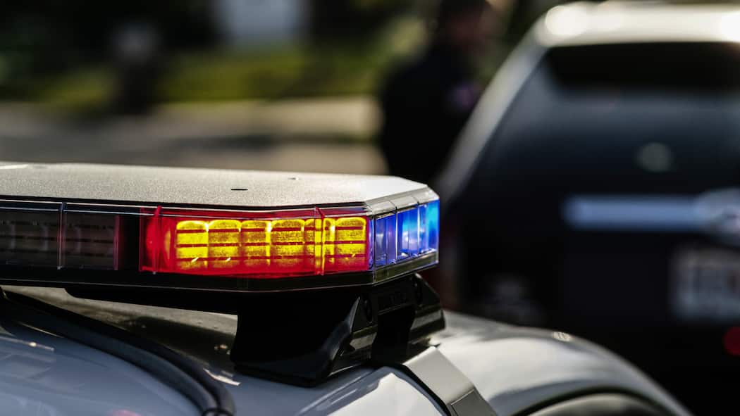 Wir lachten kurz – und schon jagte uns die Polizei Polizist spricht mit Autofahrer. Selbst wenn es ein harmloses Bild ist, das über soziale Netzwerke geteilt wurde: Wer nur schon in Verdacht gerät, Kinderpornografie zu konsumieren oder zu verbreiten, hat bereits verloren.