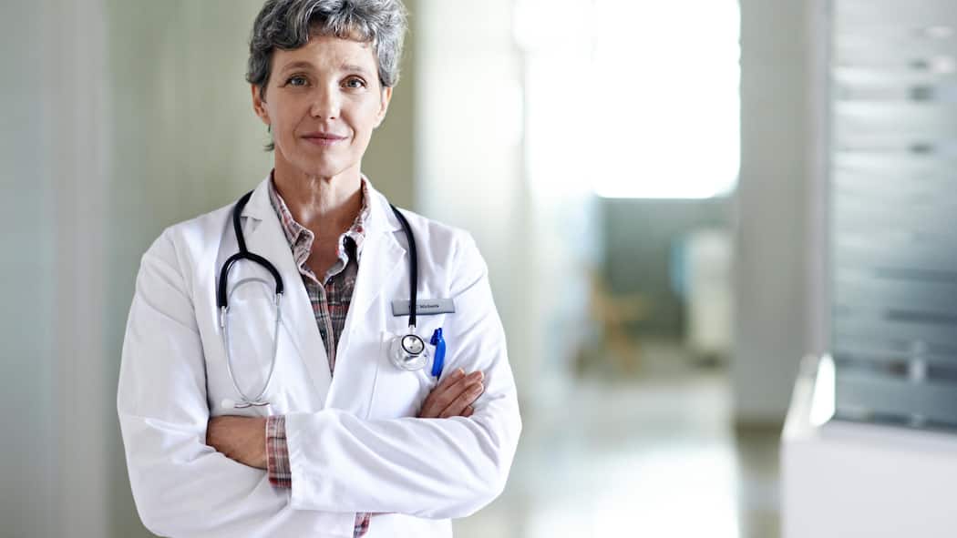 «Ein absolutes No-Go»: Community streitet über lockereres Arztgeheimnis Ärztin im Arztkittel - Sollen Chefs erfahren, was kranke Angestellte noch leisten können? Ein politischer Vorstoss zur Lockerung des Arztgeheimnisses spaltet die Gemüter zwischen Überwachungsangst und Missbrauchsvorwürfen. Ein Blick in die Beobachter-Community