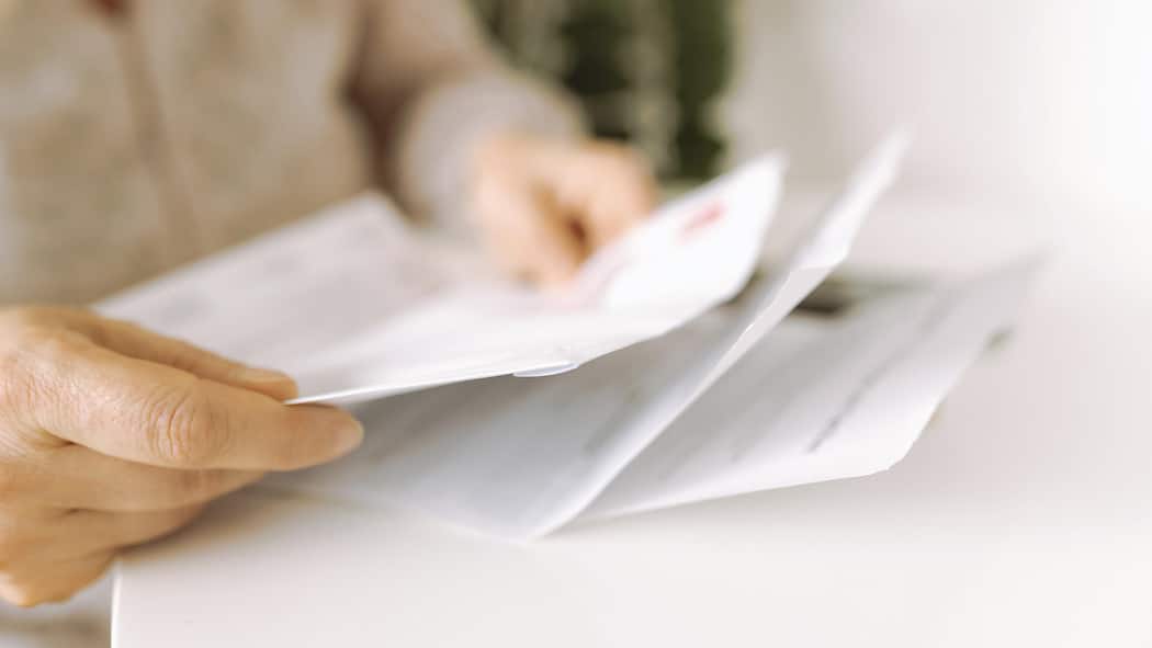 «Ich sollte beweisen, warum ich überhaupt eine ID brauche» Frau hält Dokument in der Hand - Wer ans Bett gebunden ist, stösst bei der Erneuerung der Identitätskarte an bürokratische Grenzen. Die strikten Vorgaben des Berner Ausweisbüros machen die Ausnahmeregelung für Schwerkranke in der Praxis beinahe unbrauchbar