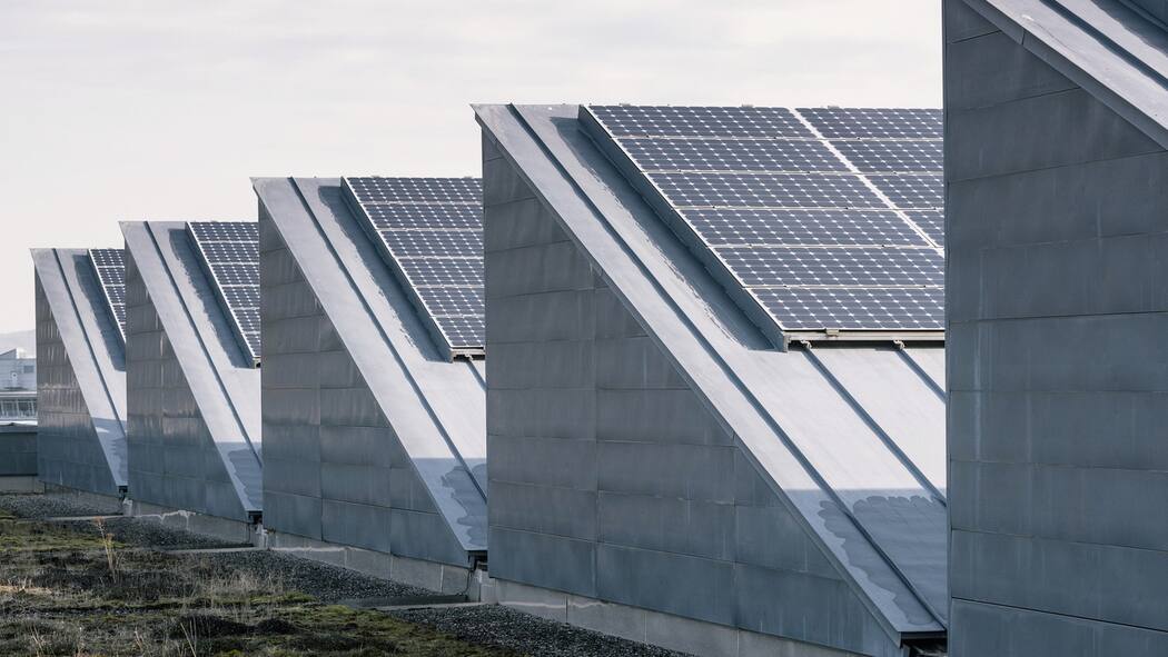 Die Schweiz baut rekordmässig aus – das Stromnetz hinkt hinterher Solaranlage auf dem Dach der Messe Zürich: Die Schweiz baut rekordmässig aus – das Stromnetz hinkt hinterher