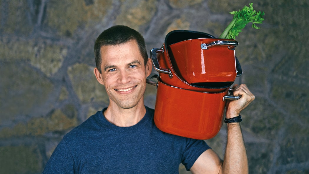 «Auf einmal schmeckt man mehr» Der Autor Bas Kast balanciert zwei Pfannen auf seiner Schulter.