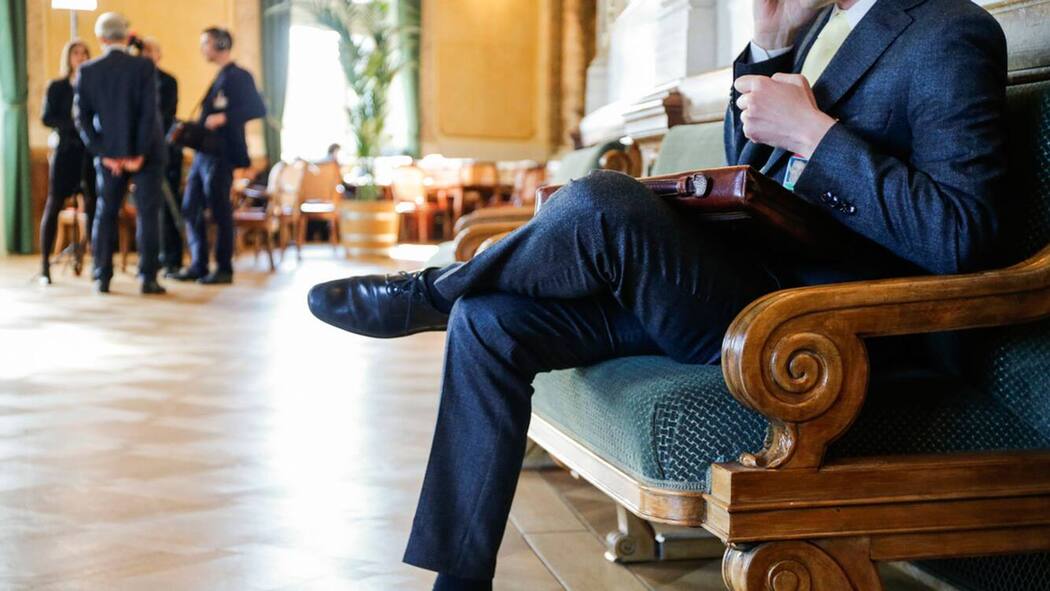 So ködern Lobbys National- und Ständeräte Lobbyist telefoniert in der Wandelhalle des Bundeshauses