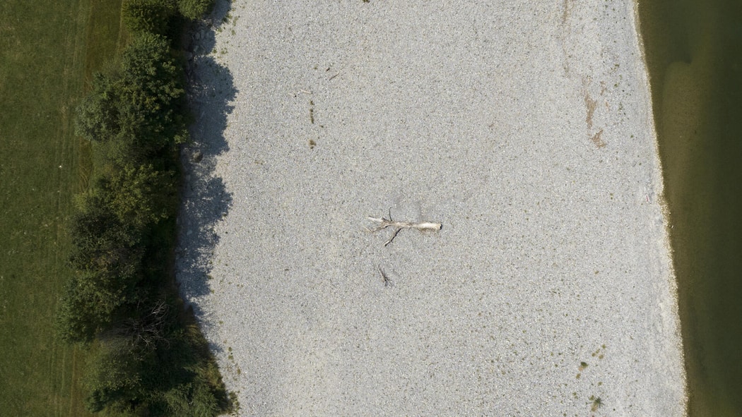 Deshalb wirkt sich der Klimawandel in der Schweiz besonders stark aus Ausgetrocknetes Flussbett der Thur - Europa ist der Kontinent, der sich am schnellsten erwärmt. Und die Schweiz ist ein «Klima-Hotspot». Das sind die vier Gründe