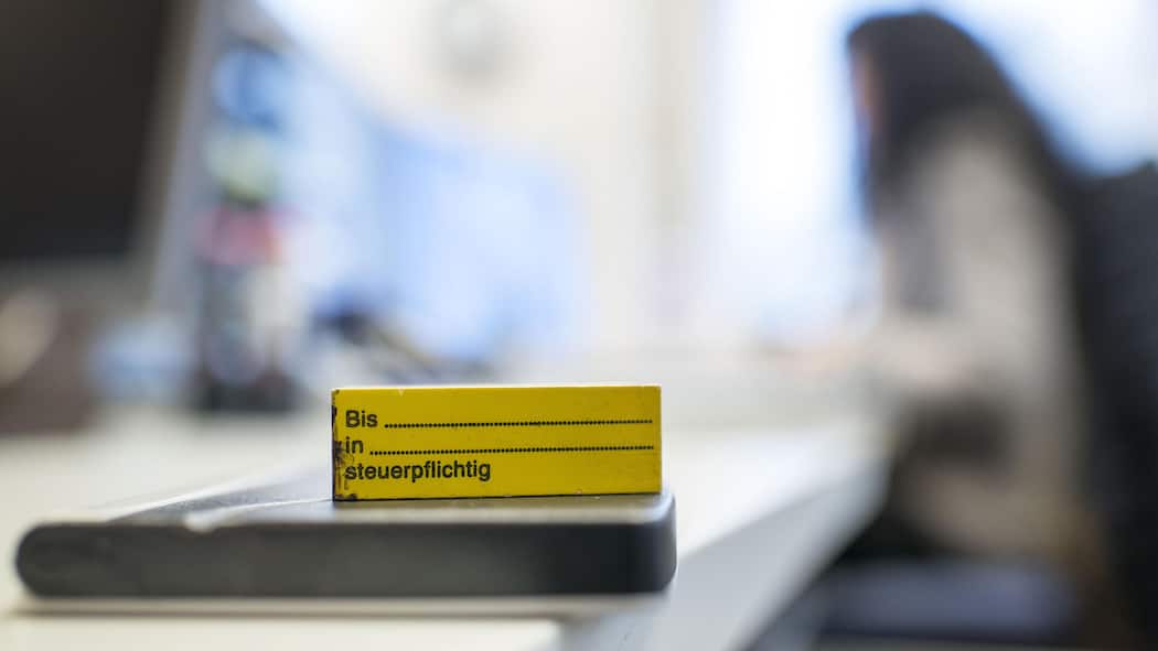 Scheinauswanderung kostet Mann 330’000 Franken Stempel auf dem Steueramt in Glattfelden.