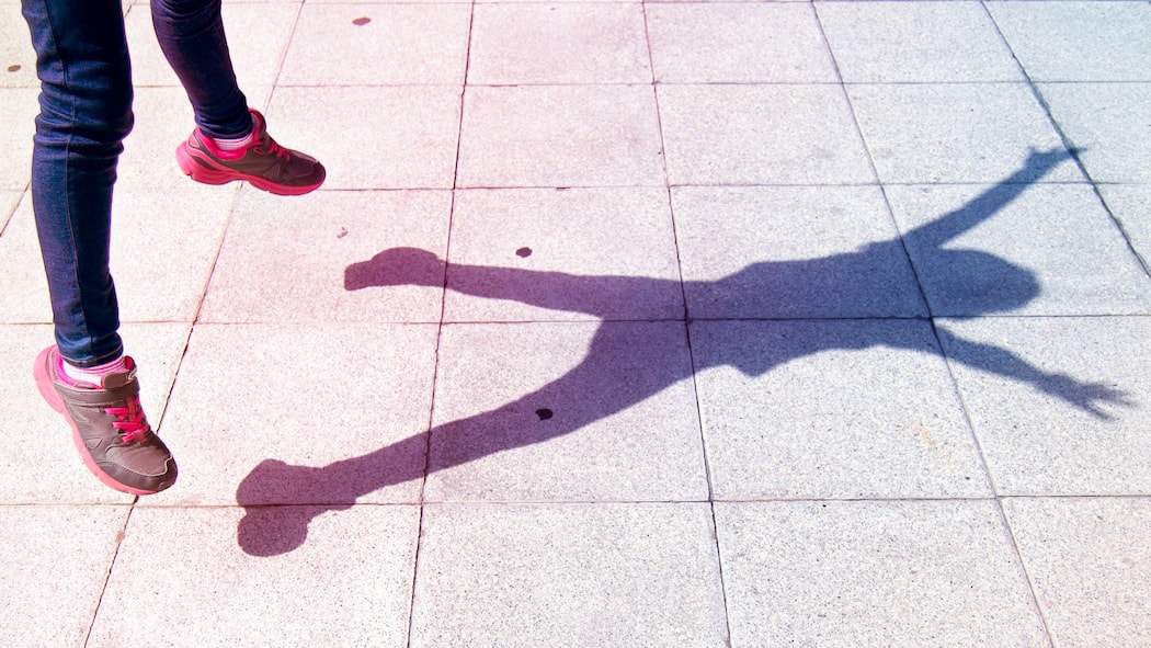 Drei Fähigkeiten, die Kinder heute nicht mehr automatisch lernen Schatten eines Kindes, das den Hampelmann macht - Erziehung ändert sich von Generation zu Generation. Das ist gut so. Aber nicht nur. Denn es gibt wichtige Fähigkeiten, die Kinder heutzutage nicht mehr automatisch erlernen