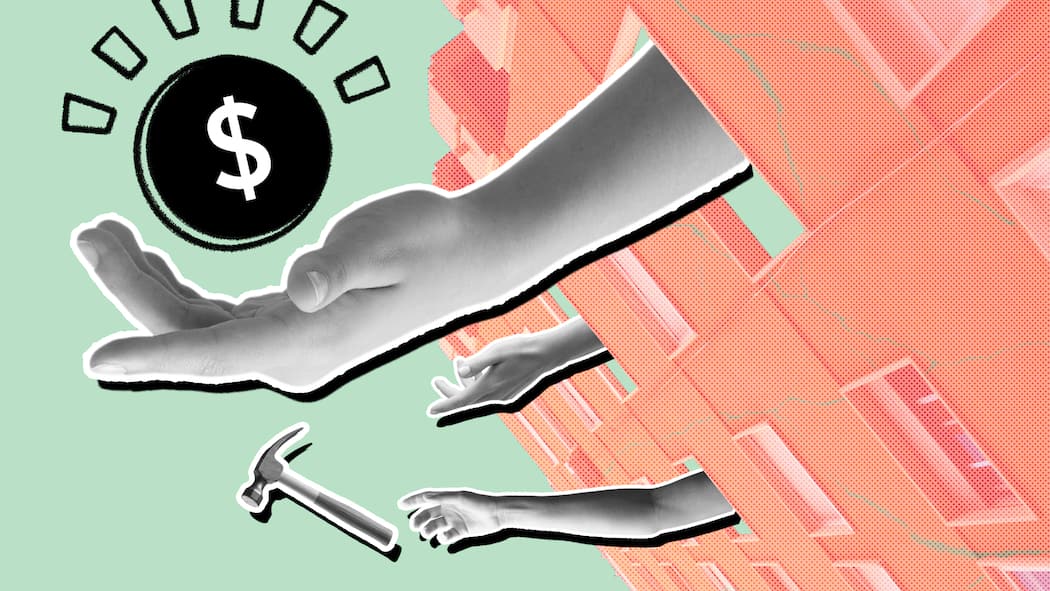 Wer zahlt für Renovationen im Stockwerkeigentum? Drei Hände ragen aus einer Hausfassade und greifen nach einer Münze und einem Hammer - Wer die Kosten für Renovationen im Stockwerkeigentum trägt.