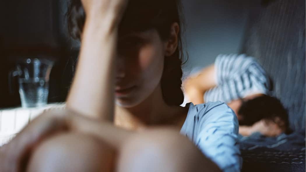 «Als wäre eine Vergewaltigung ohne Zwang nicht ‹echt›» Traurige Frau sitzt neben Bett