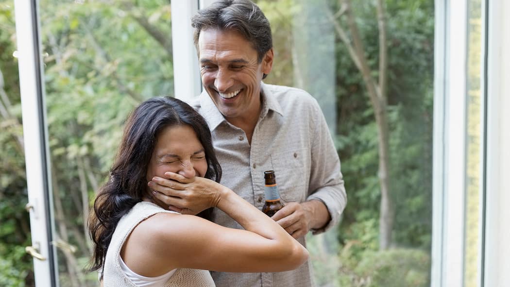 Oh Liebling, dein Atem... Frau hält sich im Gespräch mit Mann die Hand vor die Nase