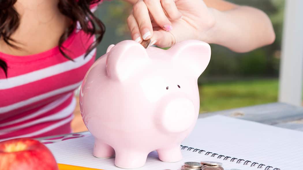 Wie Teenager lernen, mit Geld umzugehen Jugendliche spart für Freizeitausgaben