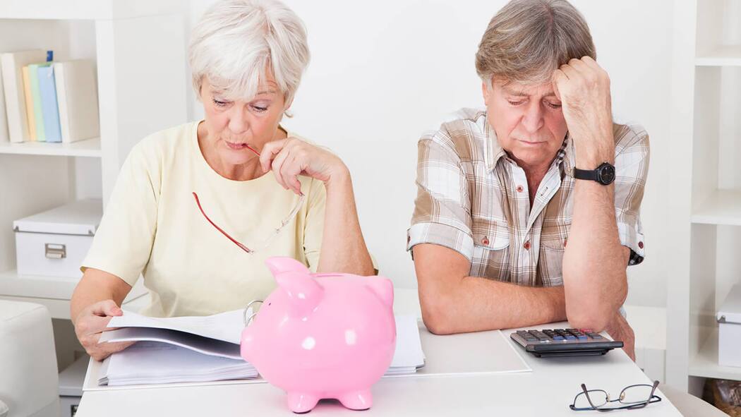 Besser auf mehrere Schweine setzen Paar bespricht Altersvorsorge.