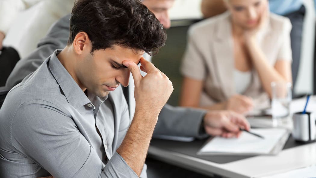 Darf der Chef das Burn-out in meinem Arbeitszeugnis erwähnen? Ein Mann stützt seinen Kopf an seine Hand - Vor drei Jahren fiel ich wegen eines Burn-outs drei Monate lang aus. Im Arbeitszeugnis wird die Krankheit jetzt erwähnt. Darf der Chef das überhaupt Darf der Chef eine Krankheit im Arbeitszeugnis erwähnen?