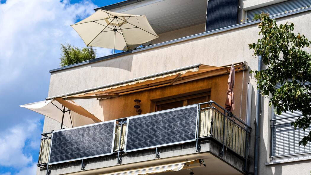 So kommen Sie zu einer eigenen Solaranlage auf dem Balkon Balkonkraftwerk an einem Neubau - Kleine Solarpanels für den Balkon sind auch für Mieter eine gute Sache – wenn man alles richtig macht. Hier steht, was für die Schweiz gilt