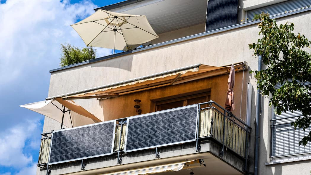 So kommen Sie zu Ihrem eigenen Kraftwerk auf dem Balkon Balkonkraftwerk an einem Neubau - Kleine Solarpanels für den Balkon sind auch für Mieter eine gute Sache – wenn man alles richtig macht. Hier steht, was für die Schweiz gilt