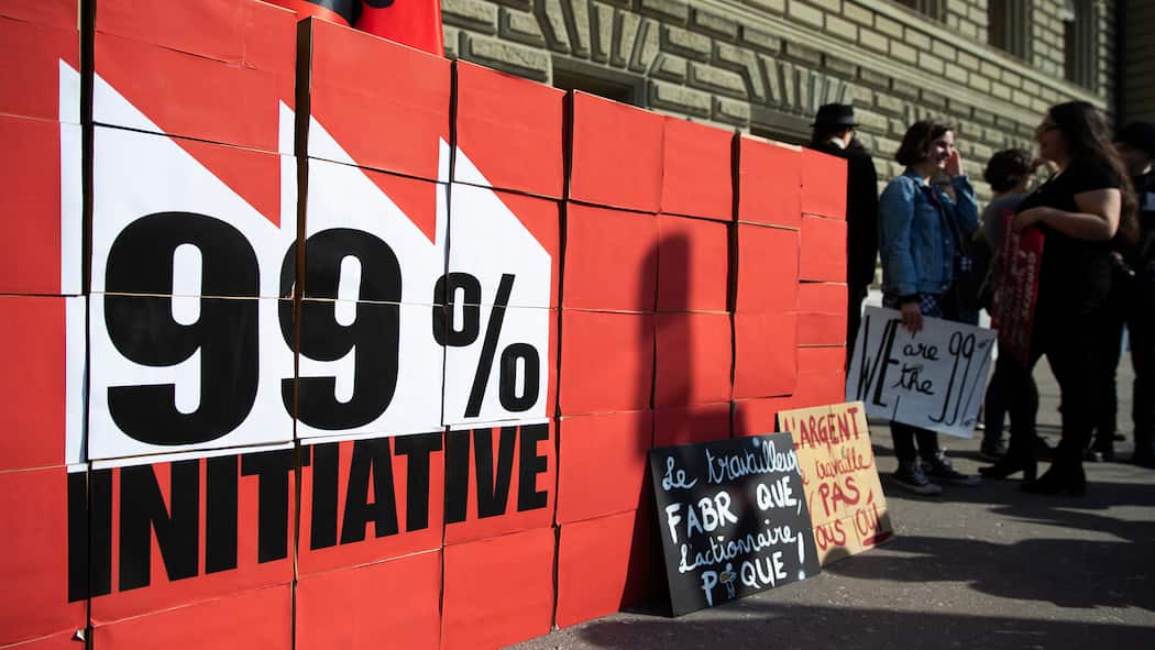 Darum geht es bei der 99-Prozent-Initiative Schachteln mit Unterschriften bei der Einreichung der 99-Prozent-Initiative, am Dienstag, 2. April 2019 in Bern