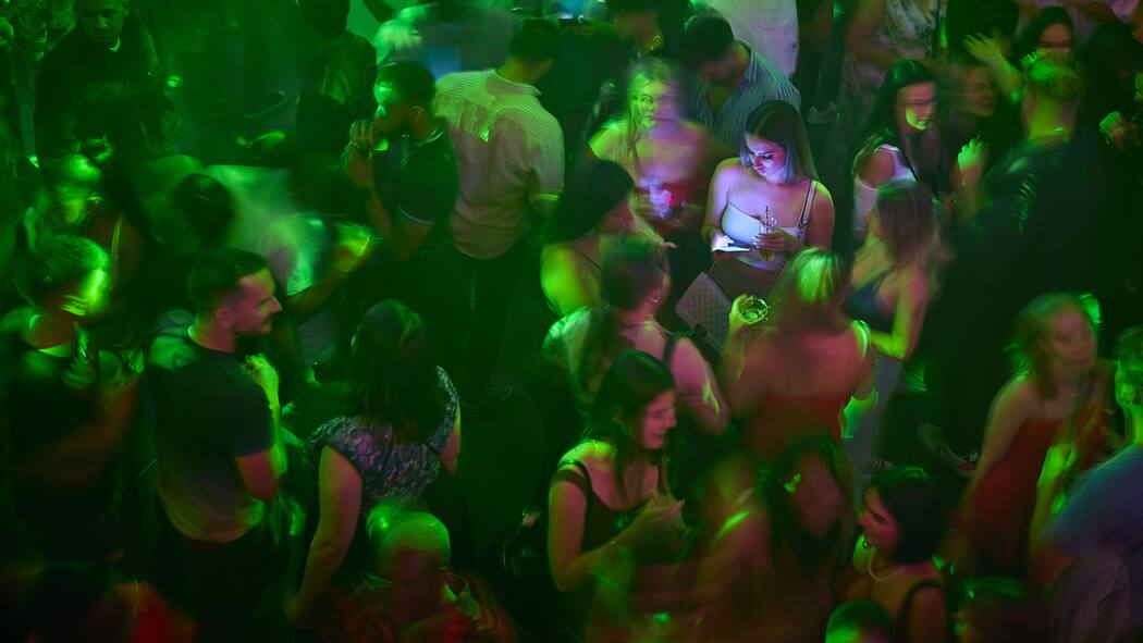 Plakate reichen nicht Laut einer Studie haben 42 Prozent der befragten Frauen ab 16 Jahren in Bars oder Clubs bereits sexuelle Belästigung erlebt.