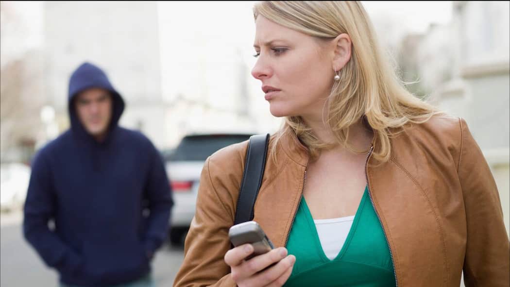 Verfolgt und belästigt – was tun? Stalker verfolgt Frau: Verfolgt und belästigt – was tun? Stalking kann schweres seelisches Leid auslösen – was Opfer und deren Angehörige beachten müssen.