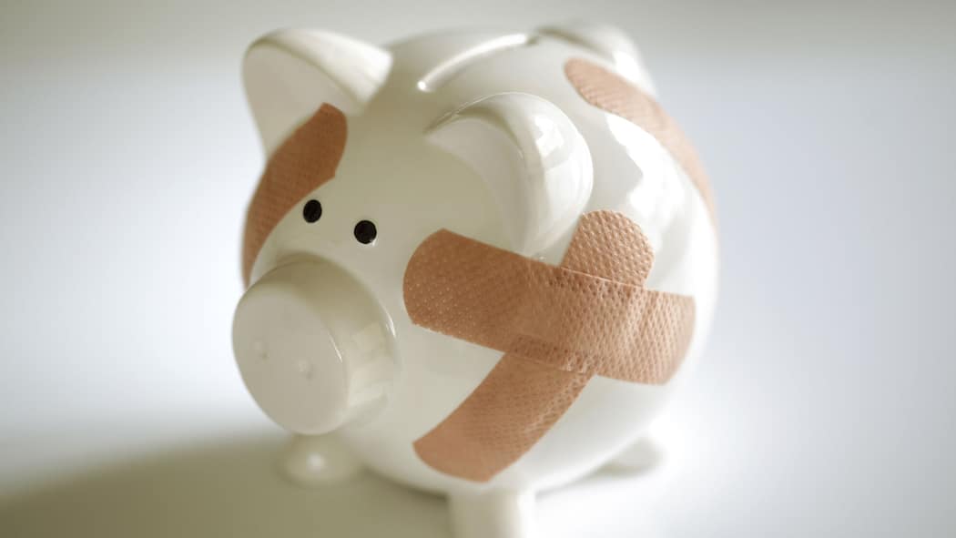 Sozialhilfe von A bis Z Sparschwein mit Pflaster.