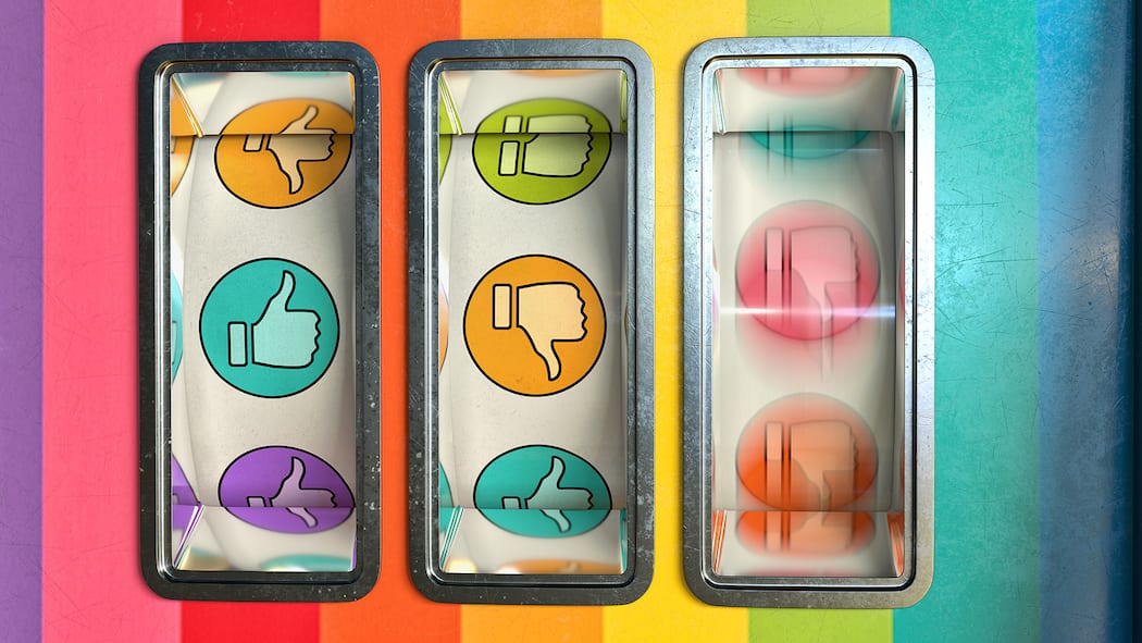 Wie Sie falsche Bewertungen sicher entlarven Ein Glücksspielautomat – oder besser gesagt, ein einarmiger Bandit – zeigt verschieden farbige Icons mit einem Daumen hoch oder runter.