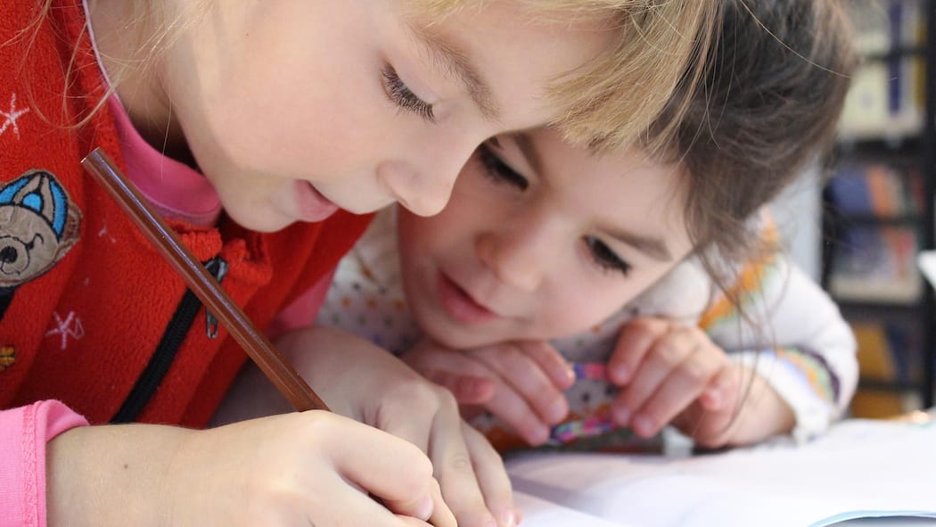 Erst abtauchen, dann gegen Lehrer schiessen – Ärger mit U-Boot-Eltern Kleine Kinder schreiben in ein Heft - Sie glänzen durch Abwesenheit, ignorieren Mails und erscheinen nie am Elternabend. Doch droht dem Nachwuchs das Sitzenbleiben, tauchen U-Boot-Eltern plötzlich mit schweren Geschützen auf