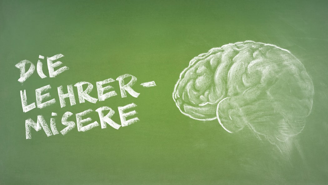 Schule in Not – was sich jetzt ändern muss Illustration: «Die Lehrer-Misere» mit Kreide geschrieben auf Wandtafel und ein halb weggewischtes Gehirn