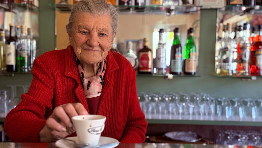 Absolution für den Cappuccino Italiens älteste Barista Anna Passi steht in ihrem Café „Bar Centrale“ auch mit 100 noch an der Kaffeemaschine.