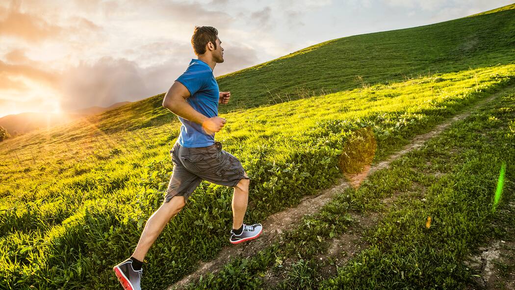 Heisser Lauf Joggen im Sommer funktioniert mit der richtigen Planung trotz Hitze.