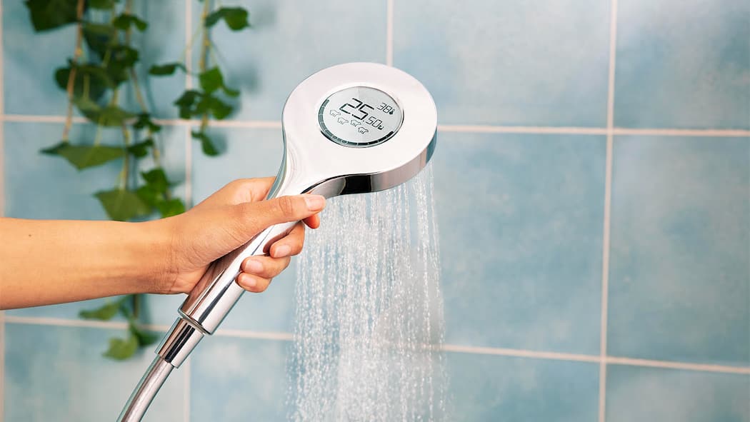 Ein Duschkopf mit Eisbären zeigt den Verbrauch an Auf einem digitalen Duschkopf sind vier Eisbären zusammen mit dem aktuellen Energie- und Wasserverbrauch abgebildet.