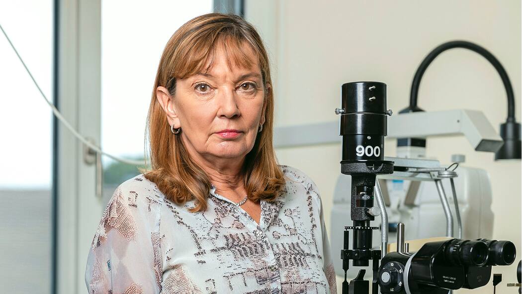 Konto gehackt – die Bank ist nie schuld Ladina Sturzenegger steht in ihrer Augenarztparaxis