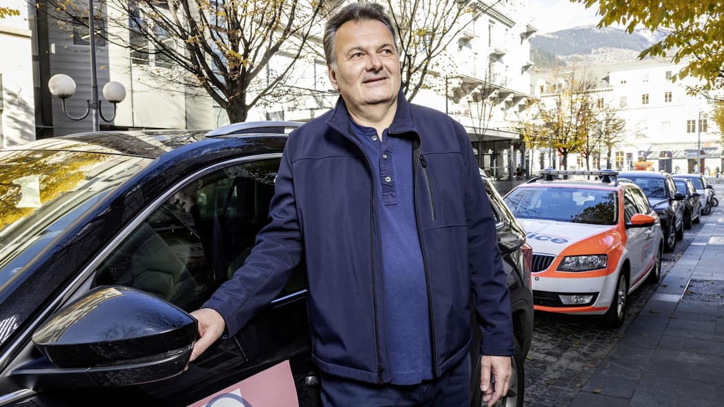 Von der Polizei gebüsst – trotz Dispens Stephane Lanz vor seinem Fahrzeug