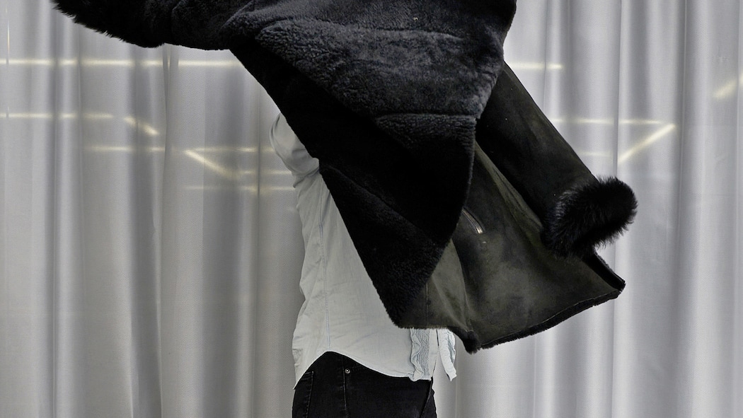 «Ich will die Kette sprengen» Person mit Mantel über dem Kopf: Verdingkinder gehen ihre Traumas an die nächsten Generationen weiter