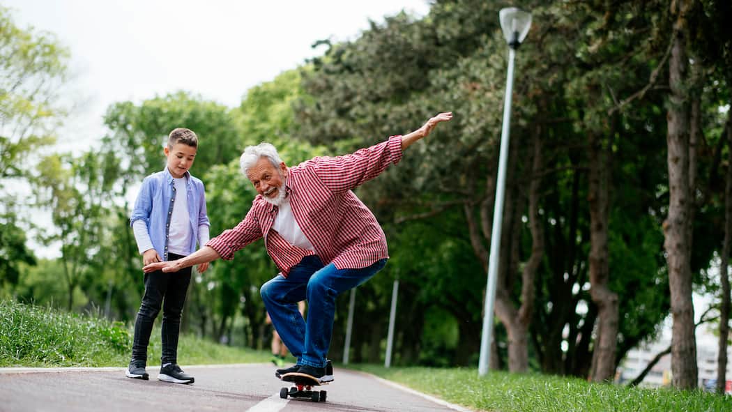 Mythos Testosteronmangel Little boy trying skateboard. Shadow DOF. Developed from RAW; retouched with special care and attention; Small amount of grain added for best final impression. 16 bit Adobe RGB color profile.