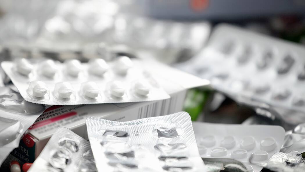 «Langfristig wirkt Psychotherapie besser als Medikamente» Tablettenpackungen