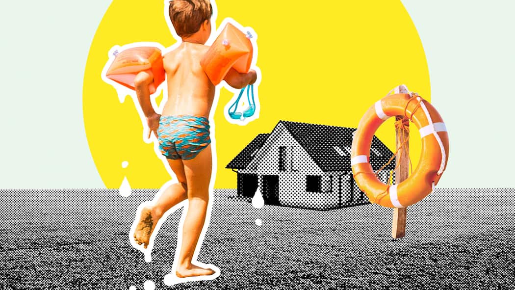 Sekundäres Ertrinken – wie Sie sich und Ihre Kinder schützen Ein Kind mit Schwimmflügeln neben einem Haus und einem Rettungsring. Wenn Kinder ausserhalb des Wassers ertrinken.