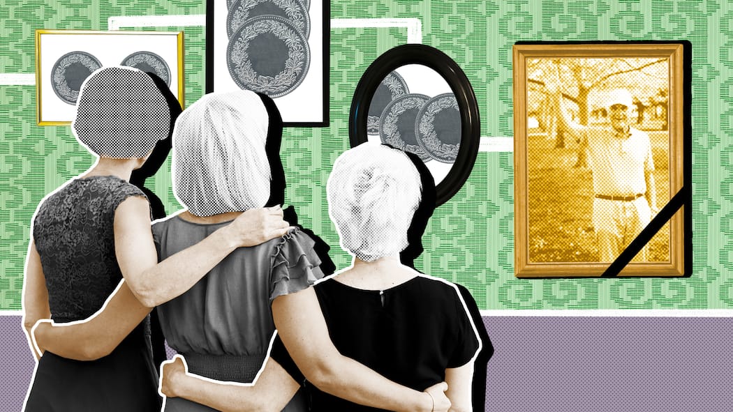 Wer erbt zuerst? Drei Frauen stehen vor einer grünen Wand in einem Wohnzimmer. An der Wand hängen Familienfotos und gerahmte Bilder, die eine Münze enthalten. Wer in welcher Reihenfolge bei einer Erbschaft zum Zug kommt, ist genau festgelegt. Das gilt im Erbrecht.