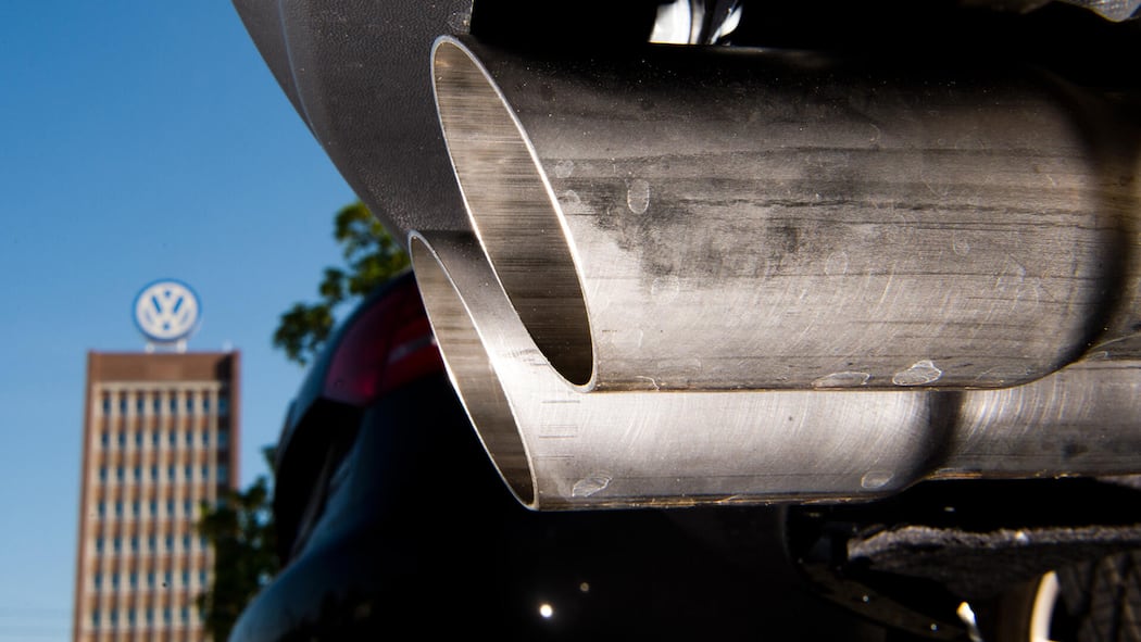 Neuer Anlauf für die Sammelklage – damit Schweizer nicht mehr leer ausgehen ARCHIV - Ein Auspuff eines Volkswagen auf einem Mitarbeiterparkplatz, aufgenommen am 11.05.2016 mit dem Verwaltungshochhaus vom VW Werk in Wolfsburg (Niedersachsen). (zu dpa ´Das Jahr im R¸ckblick - 2016 in Niedersachsen und Bremenª vom 27.12.2016…