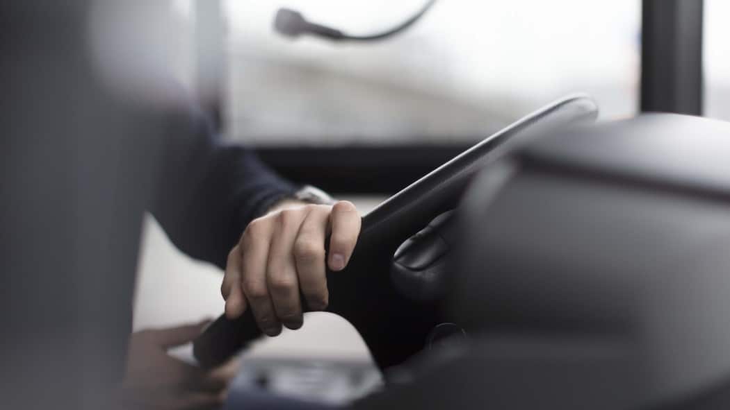 Buschauffeur rastet aus, fristlos entlassen Hand eines Busfahrers am Steuer - Er verlor die Nerven, schubste einen Passagier und flog dann selber fristlos. Das Bundesgericht sagt: Die fristlose Kündigung war nicht rechtens. Der Beobachter erklärt, warum