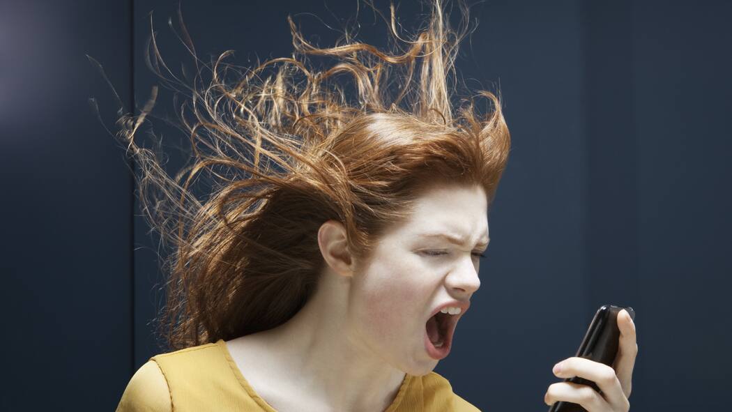 Die häufigsten Ärgernisse 2022 – und gute Lösungen fürs neue Jahr Eine Frau ärgert sich. Womöglich über ihre hohe Handyrechnung