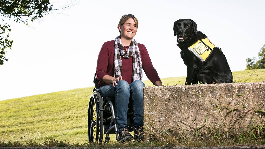 Tierversicherung lässt Assistenzhund sitzen Anita Kuster mit ihrer Assistenzhündin