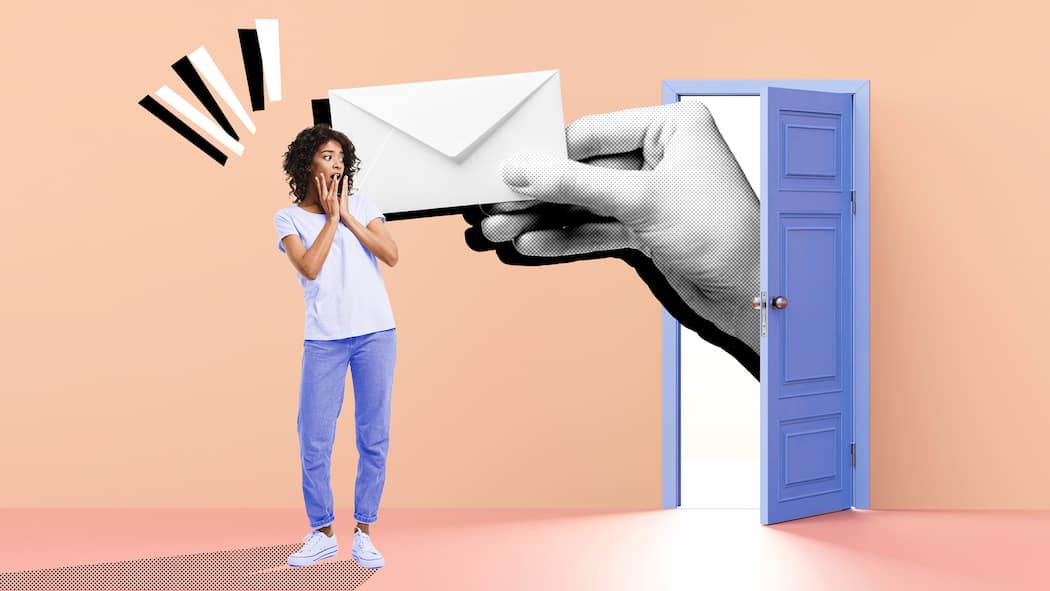 In diesen Fällen ist die Wohnungskündigung ungültig Illustration einer überdimensional grossen Hand, die durch eine geöffnete Tür greift und die einen Brief an eine Mieterin übergibt, die vor Schrecken erstarrt. Kündigen Vermieter die Wohnung, stellt sich die Frage, ob sie sich an die mietrechtlichen Vorschriften gehalten haben, damit eine Kündigung überhaupt gültig ist. Auf diese Punkte können Mieterinnen achten, sollten sie in eine der folgenden Situationen geraten.